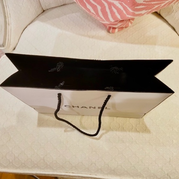 O20-Authentic Chanel Shopping/Gift Bag - Picture 5 of 13